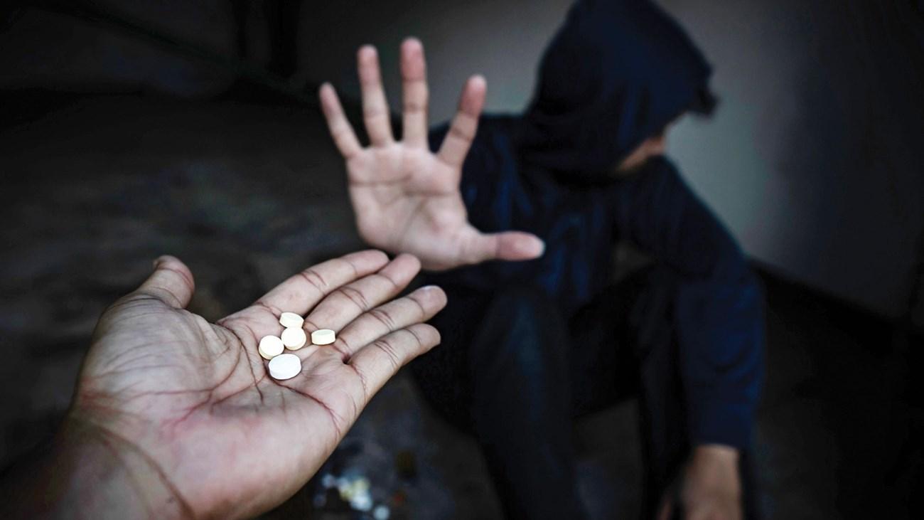 Medical staff providing drug de-addiction treatment